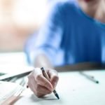 graphiste-freelance-en-train-de-creer-une-charte-graphique-a-montpellier