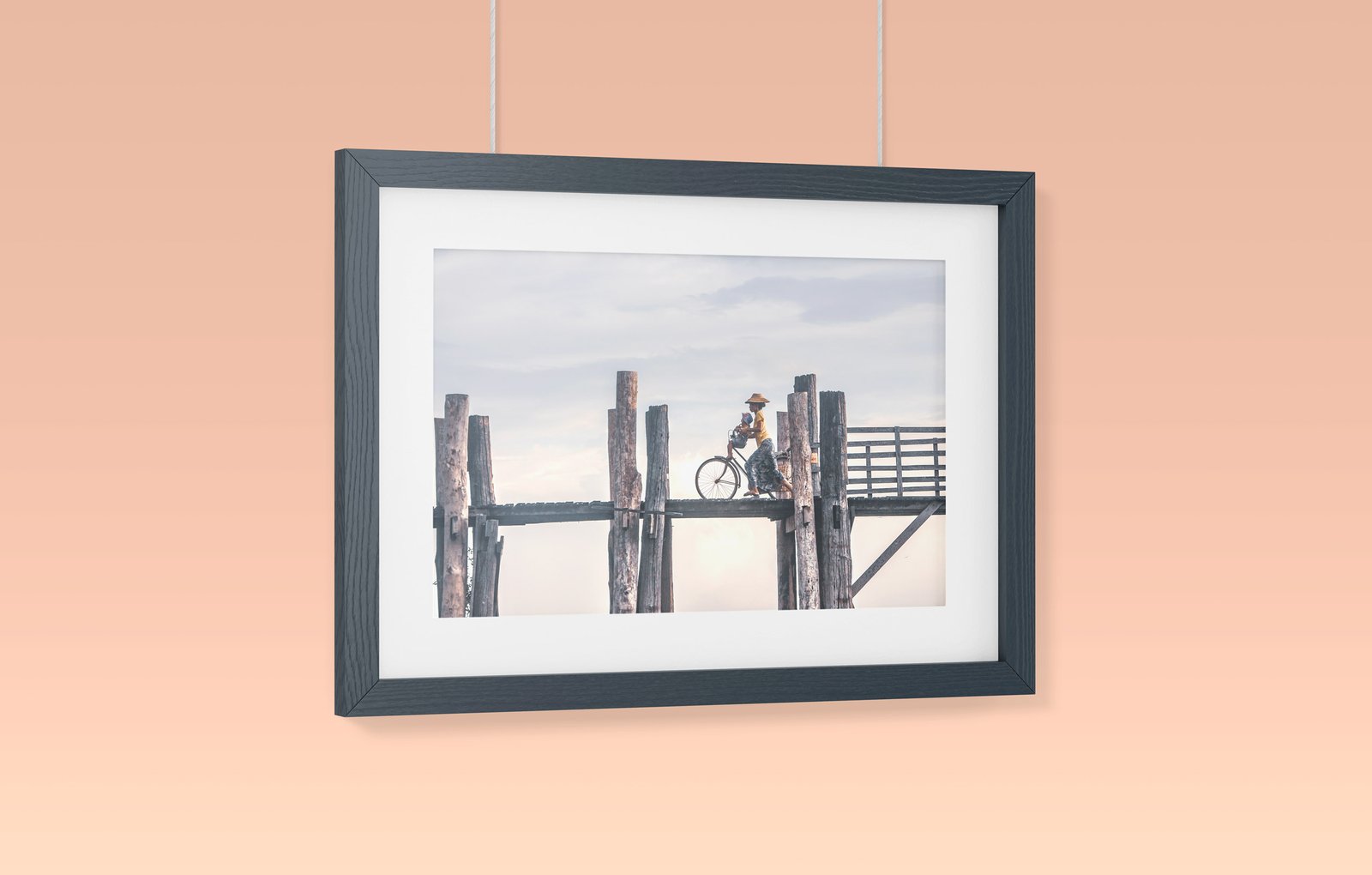 Femme birmane et son bébé sur le pont U Bein