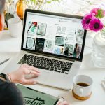 webdesigner-en-train-de-chercher-des-visuels-pour-une-creation-de-siteweb-a-castelnau-le-lez